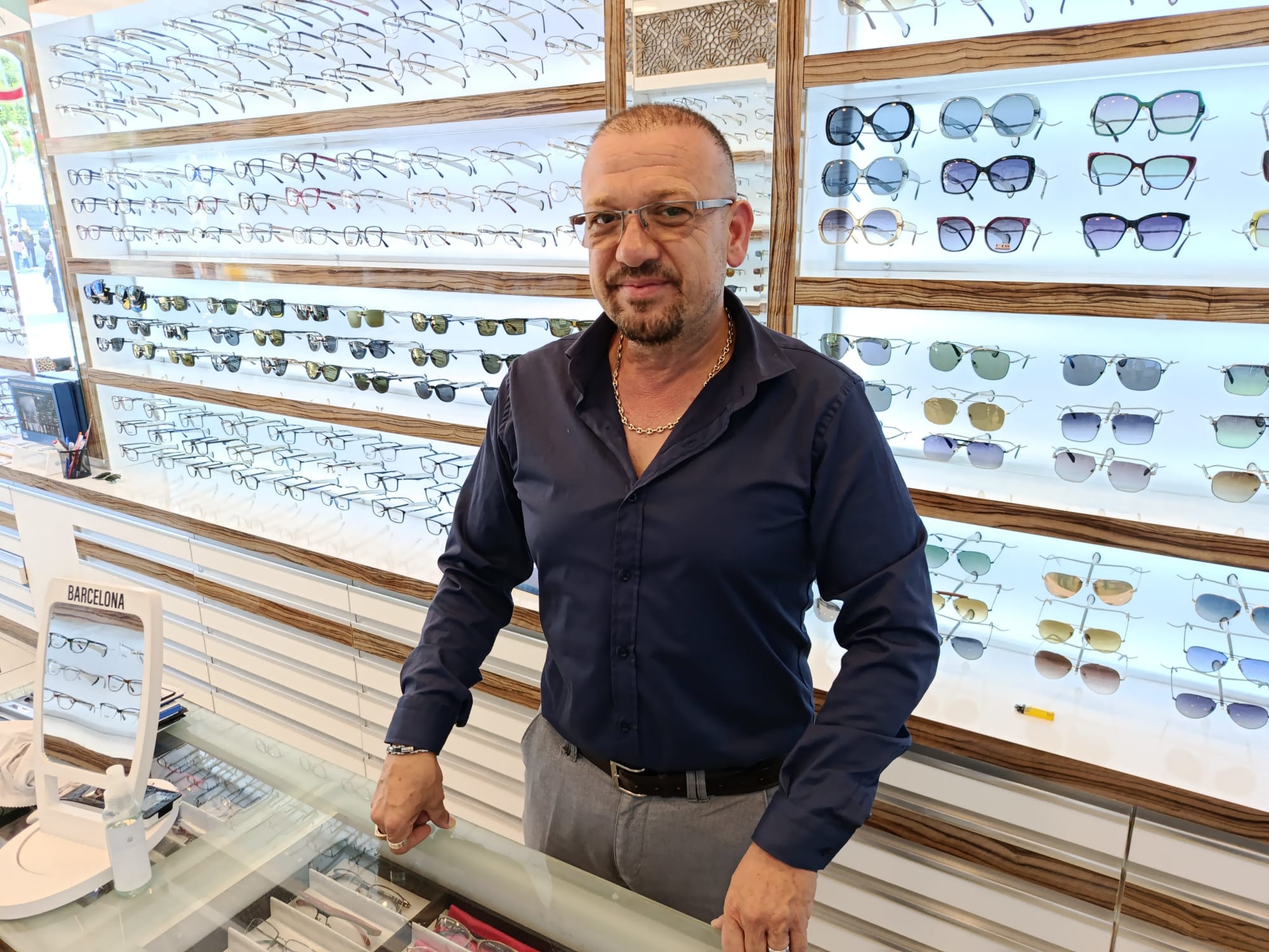 Edirne'de 17 yıldır optik sektöründe hizmet veren Levent Yaçi, pazar tezgahlarında ve internette satılan sahte güneş gözlüklerinin on dakikada bile gözleri kan çanağına çevirebildiğini belirtertek, kalıcı görme kayıplarına karşı vatandaşları güvenilir gözlükçülerden ve yerli markalardan alışveriş yapmaya çağırdı.